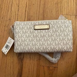 Michael Kors JetSet Vanilla MD Wristlet NWT